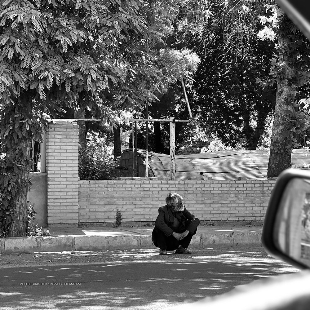 پیر مرد تنها نشسته در سکوت